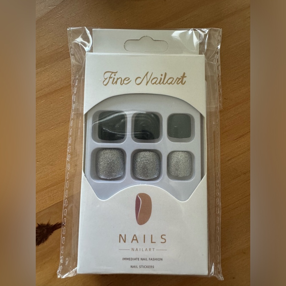 NWT Aularso Black Press on Toenails